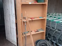 Houten dubbelzijdige kast met inhoud - afbeelding 1 van  18