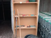Houten dubbelzijdige kast met inhoud - afbeelding 11 van  18
