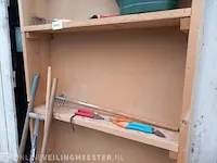 Houten dubbelzijdige kast met inhoud - afbeelding 13 van  18