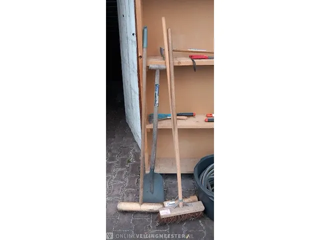Houten dubbelzijdige kast met inhoud - afbeelding 16 van  18
