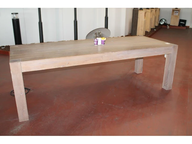 Houten eettafel 100 x 250 x 78 cm met opgebouwde stekkerdozen. - afbeelding 1 van  1