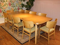 Houten eettafel met 10 eikenhouten stoelen met kunstrotan zitting. afmeting 180 / 270 x 100 cm