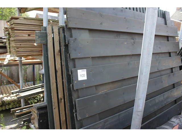 Houten gebruikte tuinschermen en poort op twee metalen bokken. let op: exclusief metalen bokken. - afbeelding 1 van  2