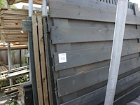 Houten gebruikte tuinschermen en poort op twee metalen bokken. let op: exclusief metalen bokken. - afbeelding 1 van  2