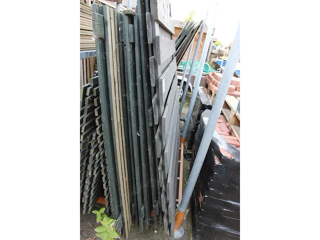 Houten gebruikte tuinschermen en poort op twee metalen bokken. let op: exclusief metalen bokken. - afbeelding 2 van  2