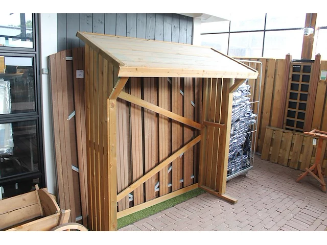 Houten haardhoutberging. afmeting 182 x 67 x 188 cm. - afbeelding 1 van  2