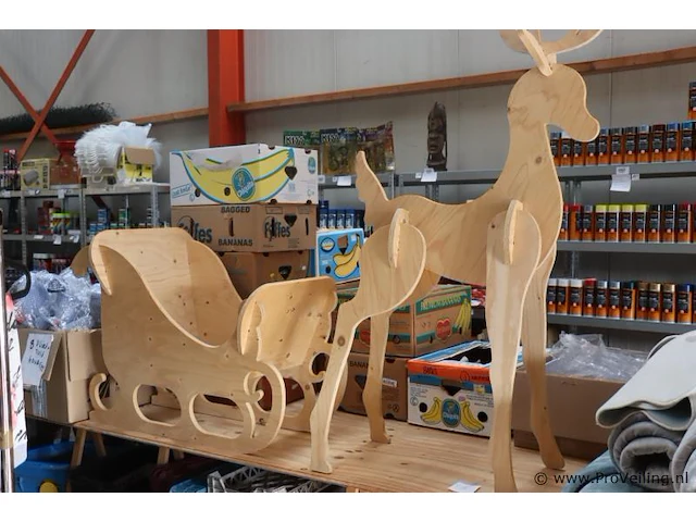 Houten hert met slee - showroommodel - 190x40x150cm - afbeelding 1 van  6