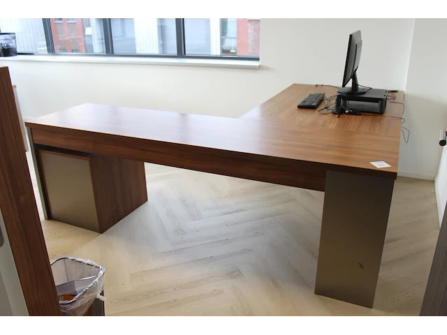 Houten hoekbureau met vaste ladekast. afmeting 230 x 200 x 75cm. - afbeelding 1 van  2