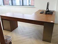 Houten hoekbureau met vaste ladekast. afmeting 230 x 200 x 75cm. - afbeelding 1 van  2