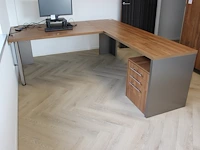 Houten hoekbureau met vaste ladekast. afmeting 230 x 200 x 75cm. - afbeelding 2 van  2