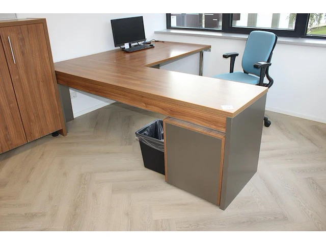 Houten hoekbureau met vaste ladekast. afmeting 230 x 200 x 75cm. - afbeelding 1 van  3