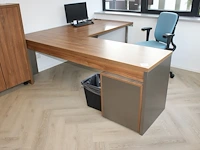 Houten hoekbureau met vaste ladekast. afmeting 230 x 200 x 75cm. - afbeelding 1 van  3
