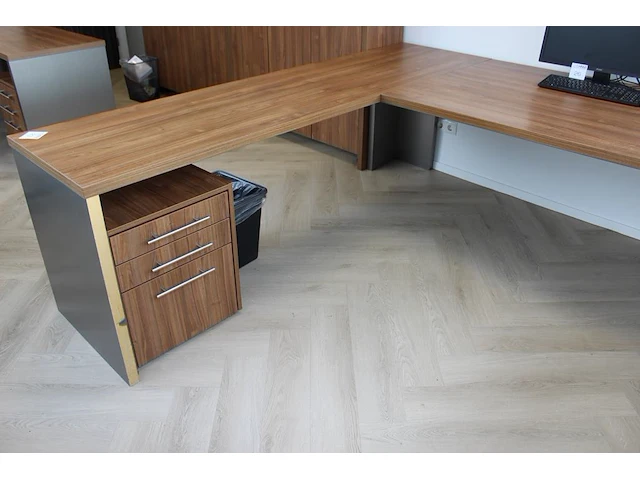 Houten hoekbureau met vaste ladekast. afmeting 230 x 200 x 75cm. - afbeelding 2 van  3