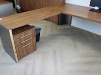 Houten hoekbureau met vaste ladekast. afmeting 230 x 200 x 75cm. - afbeelding 2 van  3