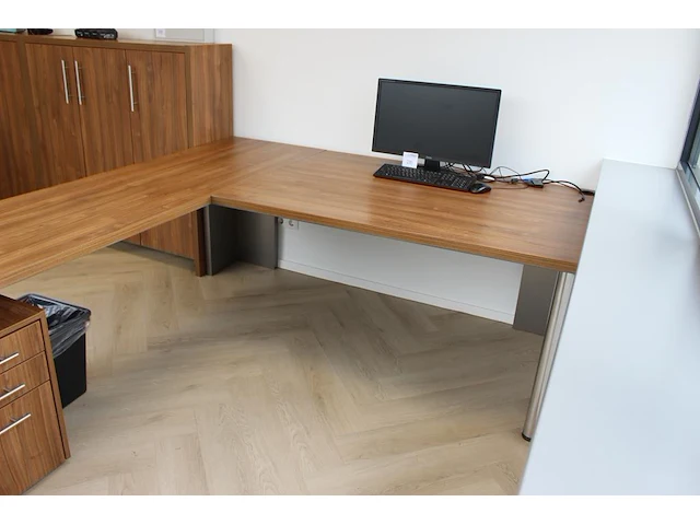 Houten hoekbureau met vaste ladekast. afmeting 230 x 200 x 75cm. - afbeelding 3 van  3