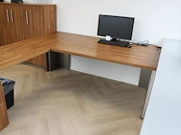 Houten hoekbureau met vaste ladekast. afmeting 230 x 200 x 75cm. - afbeelding 3 van  3
