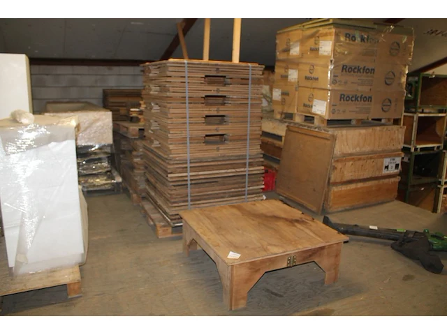 Houten inklapbare podiumblokken op vier pallets, circa 50 stuks. afmeting 100 cm x 100 cm x 37 cm, - afbeelding 1 van  3