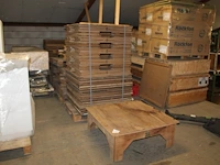 Houten inklapbare podiumblokken op vier pallets, circa 50 stuks. afmeting 100 cm x 100 cm x 37 cm, - afbeelding 1 van  3