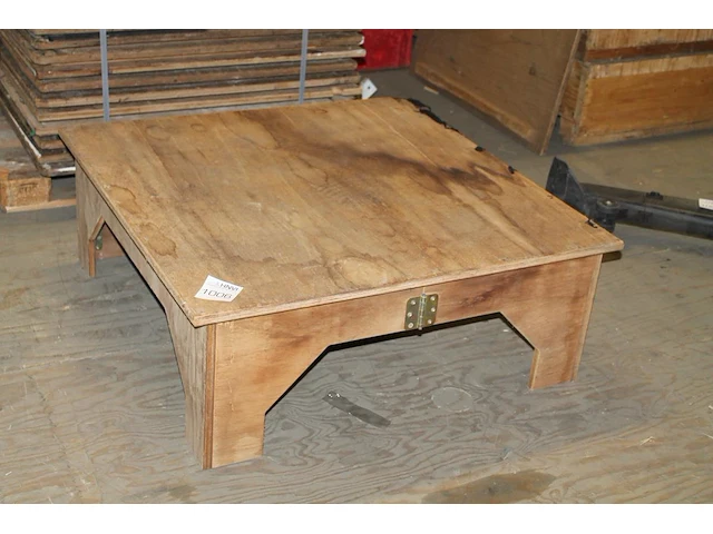 Houten inklapbare podiumblokken op vier pallets, circa 50 stuks. afmeting 100 cm x 100 cm x 37 cm, - afbeelding 2 van  3
