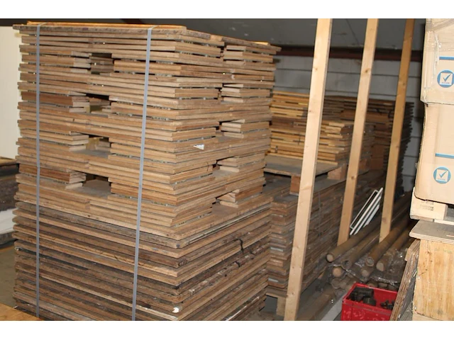 Houten inklapbare podiumblokken op vier pallets, circa 50 stuks. afmeting 100 cm x 100 cm x 37 cm, - afbeelding 3 van  3
