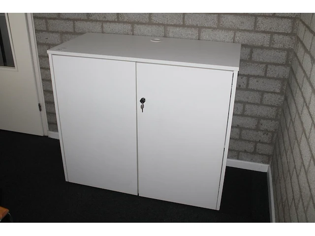 Houten kantoorkast met twee deuren en kabeldoorvoer. afmeting 103 x 50 x 91 cm - afbeelding 1 van  1