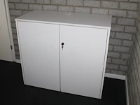 Houten kantoorkast met twee deuren en kabeldoorvoer. afmeting 103 x 50 x 91 cm - afbeelding 1 van  1