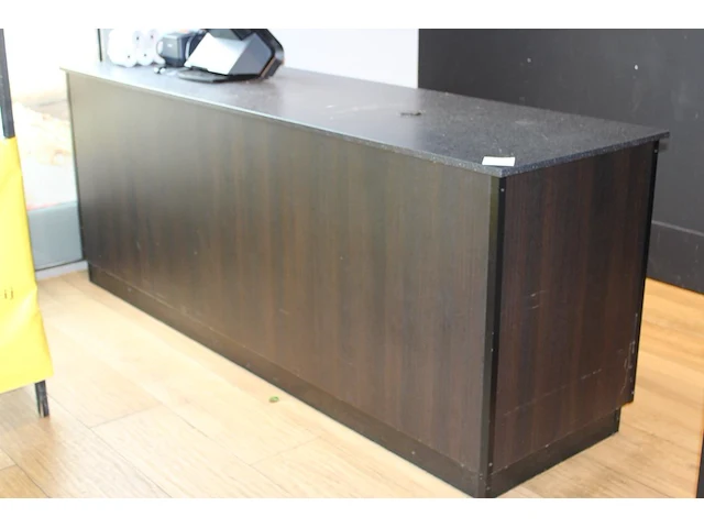 Houten kassameubel met vier kasten en kassalade. afmeting 231 x 60 x 90 cm. let op hoekje uit blad gezaagd. - afbeelding 1 van  5