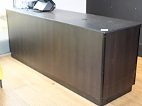 Houten kassameubel met vier kasten en kassalade. afmeting 231 x 60 x 90 cm. let op hoekje uit blad gezaagd.