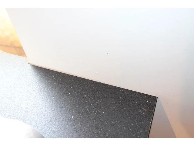 Houten kassameubel met vier kasten en kassalade. afmeting 231 x 60 x 90 cm. let op hoekje uit blad gezaagd. - afbeelding 5 van  5