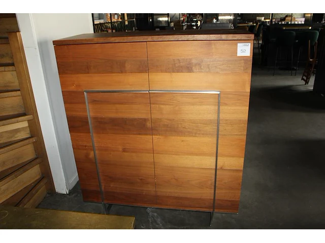 Houten kast 122 x 45 x 138 cm met twee deuren. - afbeelding 1 van  2