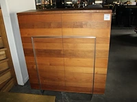 Houten kast 122 x 45 x 138 cm met twee deuren. - afbeelding 1 van  2