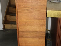 Houten kast 122 x 45 x 138 cm met twee deuren. - afbeelding 2 van  2