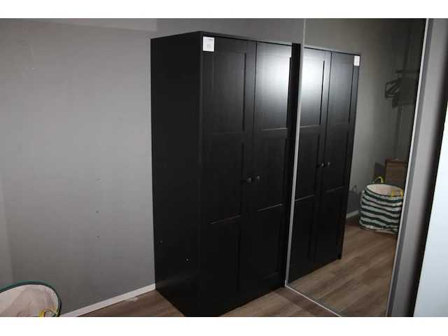 Houten kast 80 x 55 x 176 cm ikea met twee deuren. - afbeelding 1 van  3