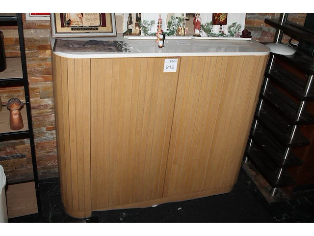 Houten kast met 2 deuren en afmeting 125 x 40 x 102 cm. let op: exclusief inhoud. - afbeelding 1 van  2