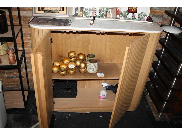 Houten kast met 2 deuren en afmeting 125 x 40 x 102 cm. let op: exclusief inhoud. - afbeelding 2 van  2