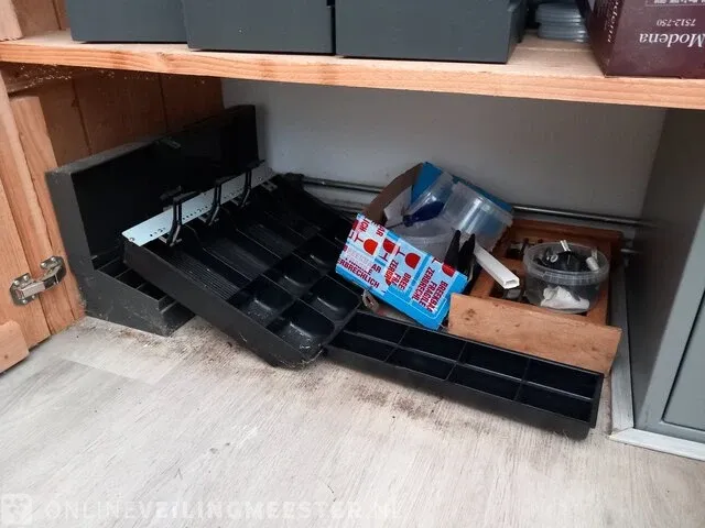 Houten kast met inhoud - afbeelding 3 van  13