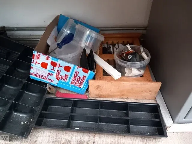 Houten kast met inhoud - afbeelding 4 van  13