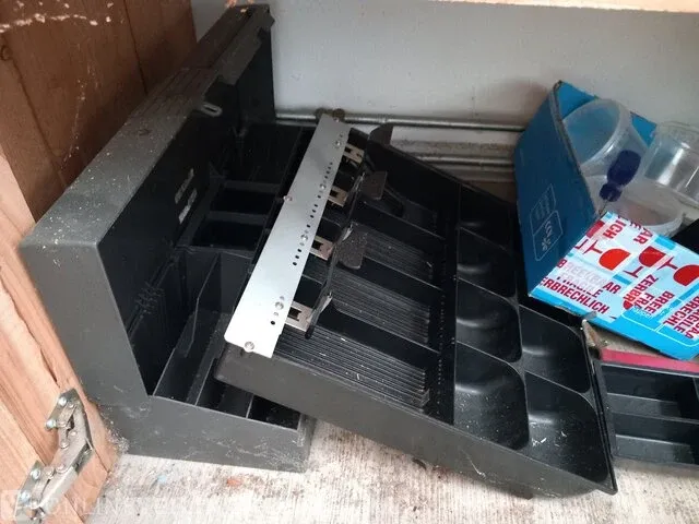 Houten kast met inhoud - afbeelding 5 van  13