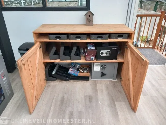Houten kast met inhoud - afbeelding 9 van  13