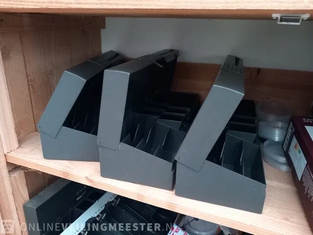 Houten kast met inhoud - afbeelding 10 van  13