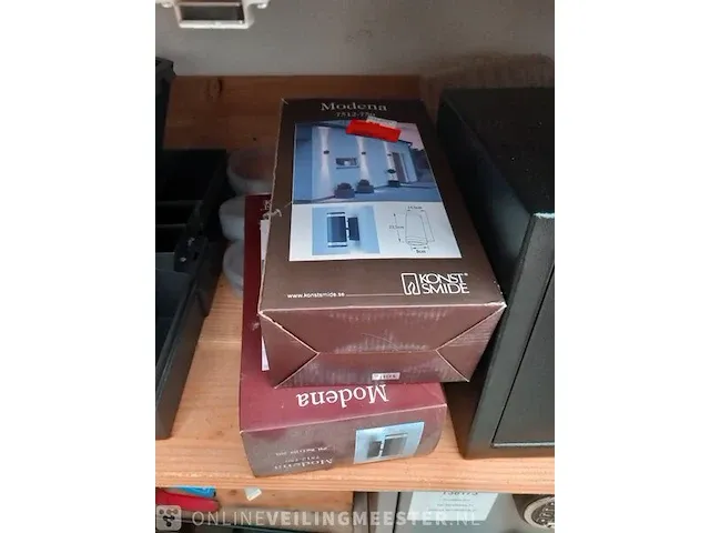 Houten kast met inhoud - afbeelding 11 van  13
