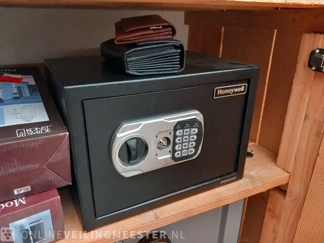 Houten kast met inhoud - afbeelding 12 van  13