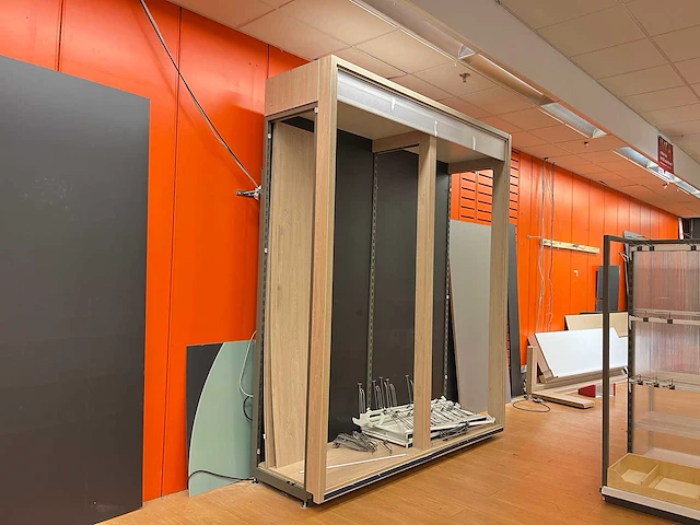 Houten kast met stalen frame (2x) - afbeelding 1 van  7