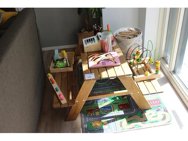 Houten kinderpicknicktafel met diverse kinderspeelgoed waaronder kassa, treinrails, automat, enz. - afbeelding 1 van  3