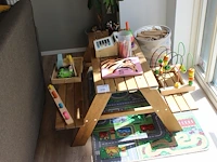 Houten kinderpicknicktafel met diverse kinderspeelgoed waaronder kassa, treinrails, automat, enz. - afbeelding 1 van  3