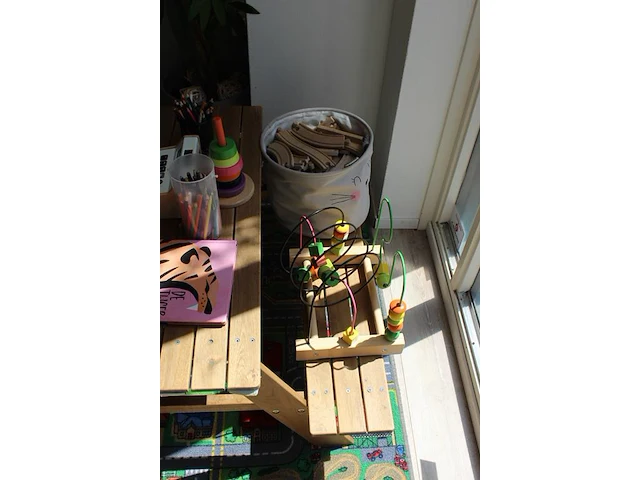 Houten kinderpicknicktafel met diverse kinderspeelgoed waaronder kassa, treinrails, automat, enz. - afbeelding 2 van  3