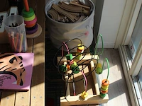 Houten kinderpicknicktafel met diverse kinderspeelgoed waaronder kassa, treinrails, automat, enz. - afbeelding 2 van  3