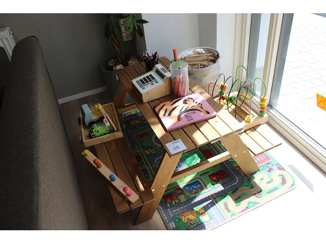 Houten kinderpicknicktafel met diverse kinderspeelgoed waaronder kassa, treinrails, automat, enz. - afbeelding 3 van  3