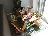 Houten kinderpicknicktafel met diverse kinderspeelgoed waaronder kassa, treinrails, automat, enz. - afbeelding 3 van  3