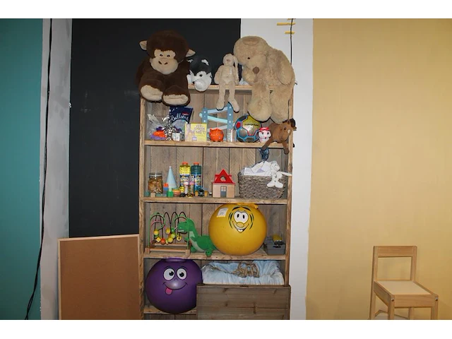 Houten kindertafel 63 x 48 x 43 cm met twee kinderstoeltjes. - afbeelding 1 van  6